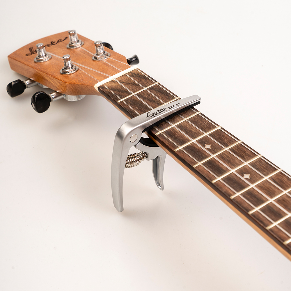 GUITTO GGC-07 Ukulele Capo Qui - Guitar Capo Clip のレビューと価格